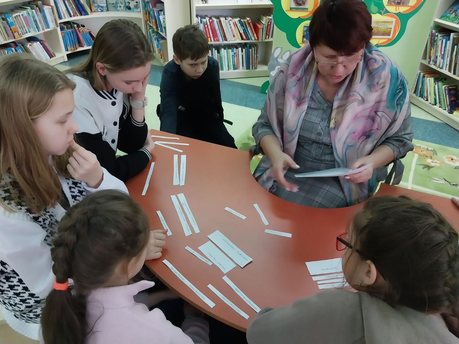 22.02.23 у Скідзельскай гарадской бібліятэцы сямейнага чытання бібліятэкары правялі віктарыну да Міжнароднага Дня роднай мовы “Вытокі роднага слова”