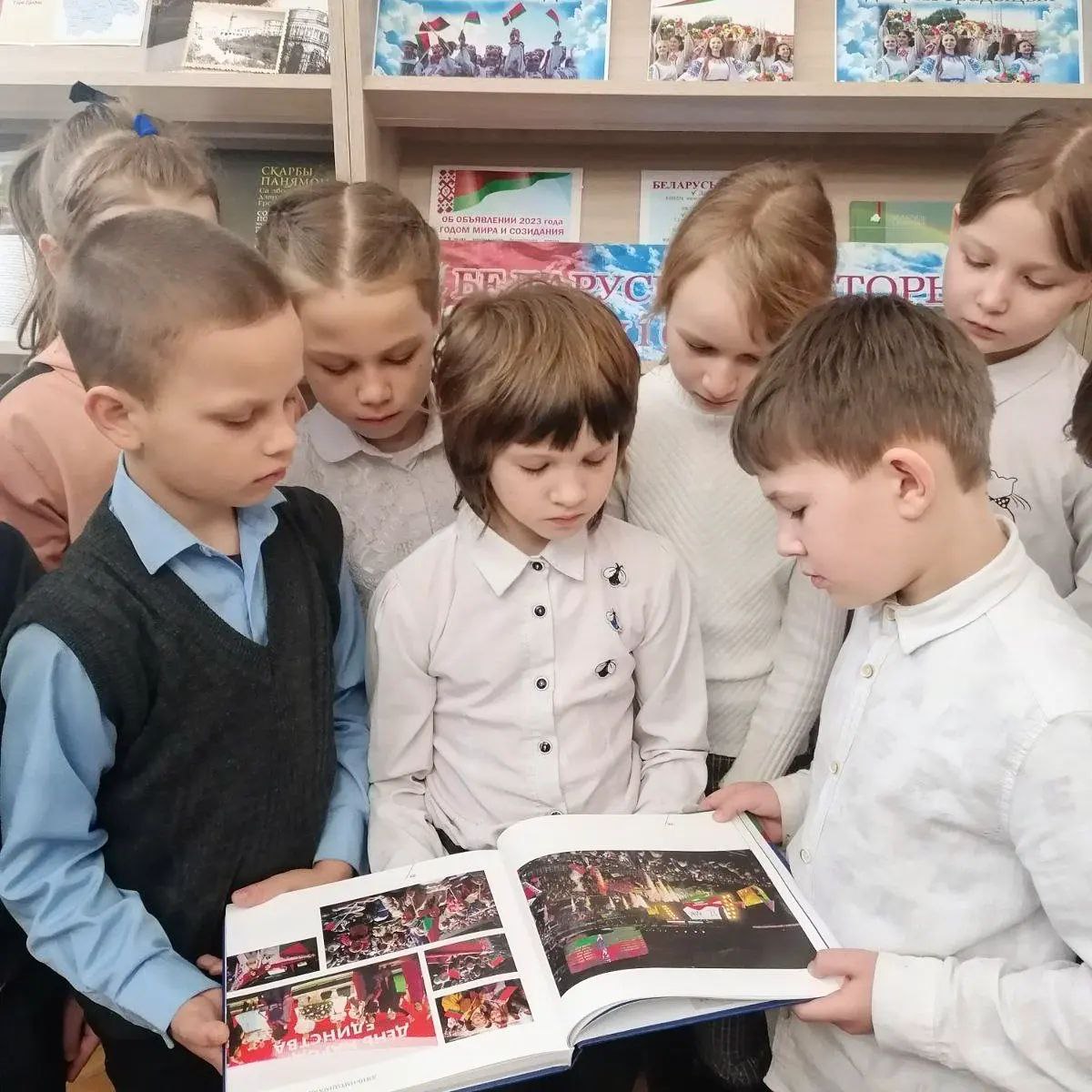 05.04.2023 В Скидельской городской библиотеке с учащимися младших классов СШ №2 г. Скидель была проведена беседа у выставки, посвященной геноциду белорусского народа.
