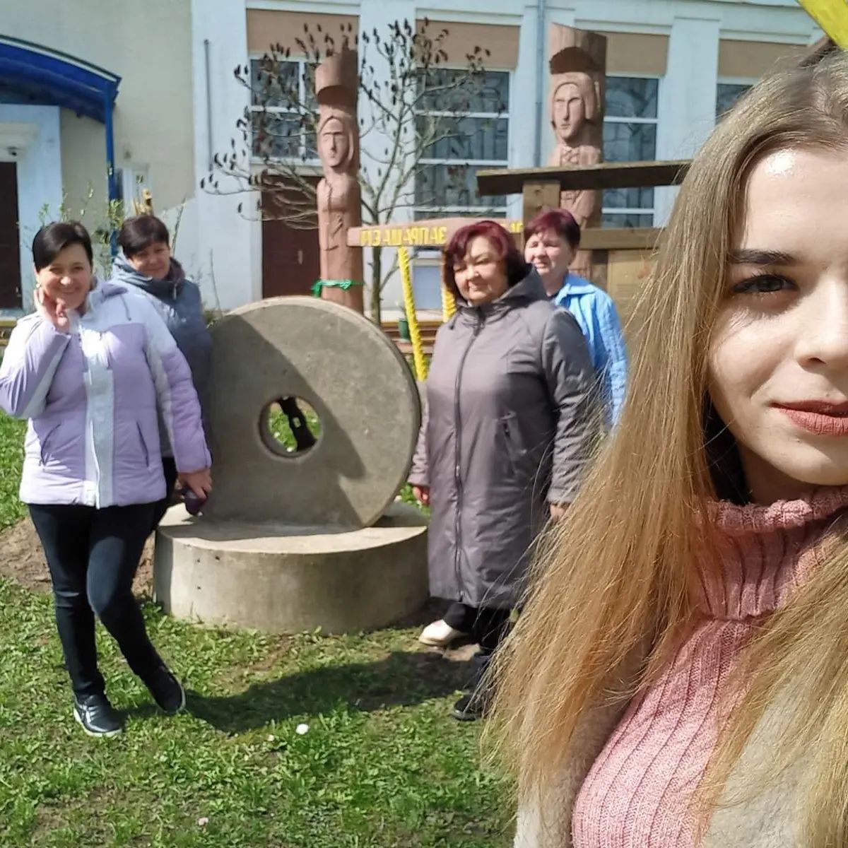 19.04.2023 библиотекарь Одельской сельской библиотеки провела экскурсию по агрогородку “Спадчына зямлі Адэльскай”