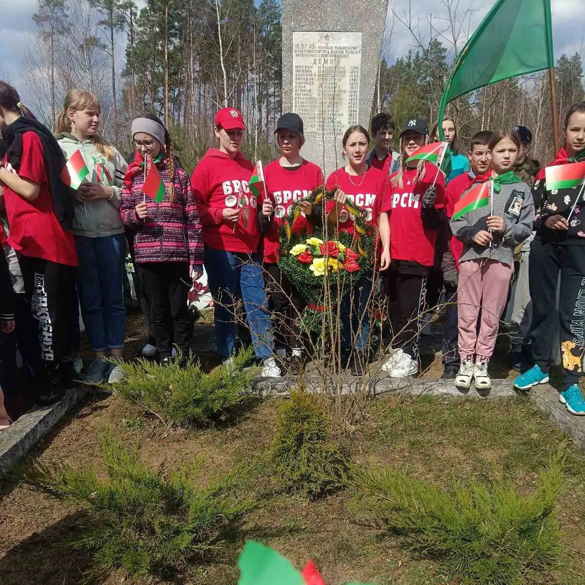 19.04.2023 Скидельская городская библиотека семейного чтения совместно с учащимися средней школы №1 приняли участие в селфи – акции “В объективе памятники архитектуры”.