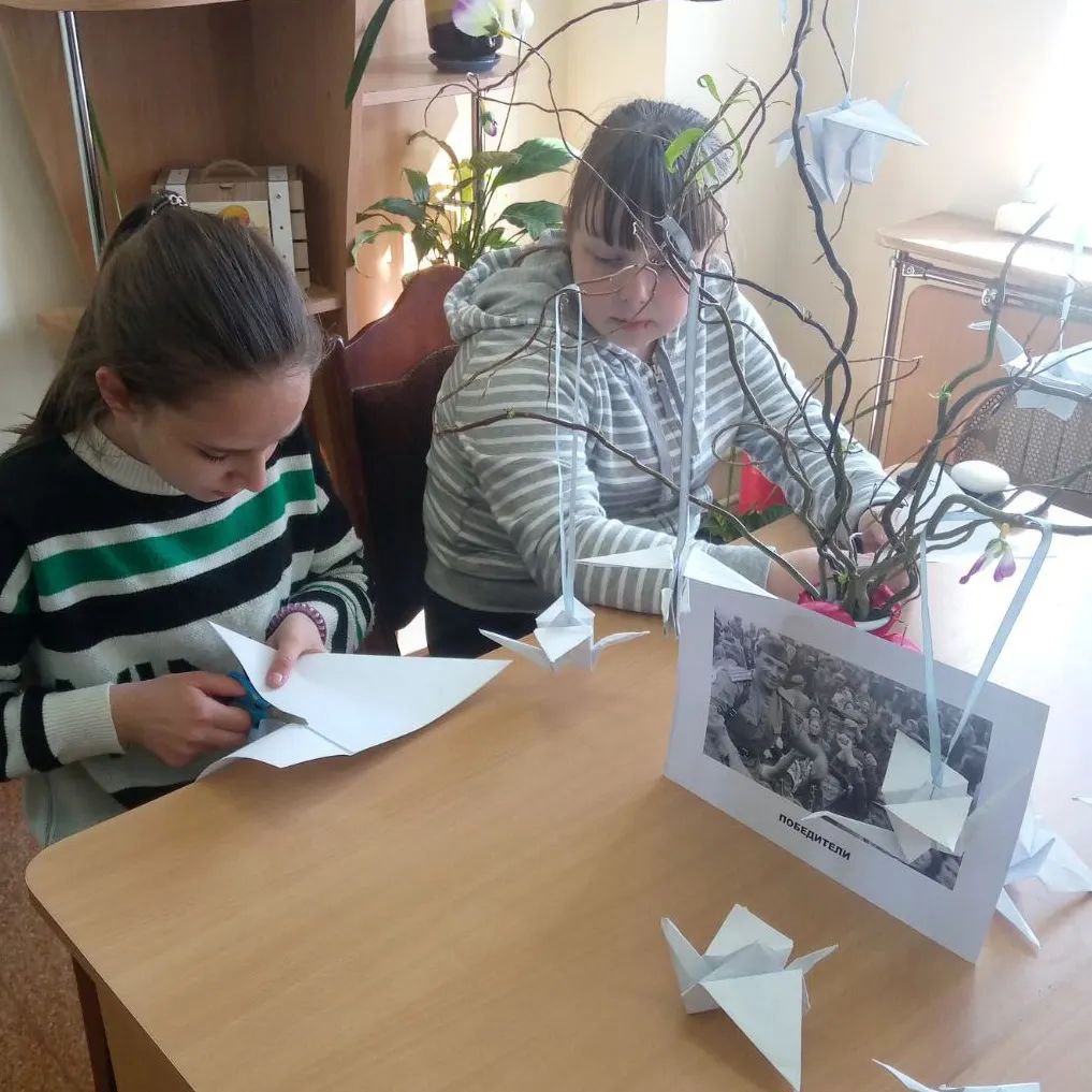 В Коптевской сельской библиотеке стартовала акция “Белый журавлик-символ мира”.