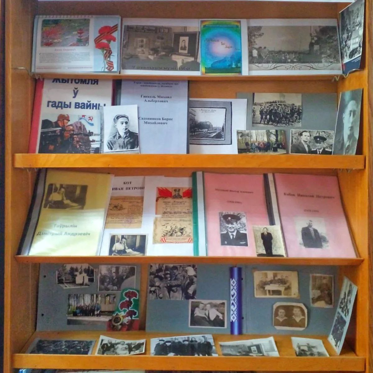 04.05.2023  в Житомлянской сельской библиотеке открыта галерея портретов “Они сражались за Родину”