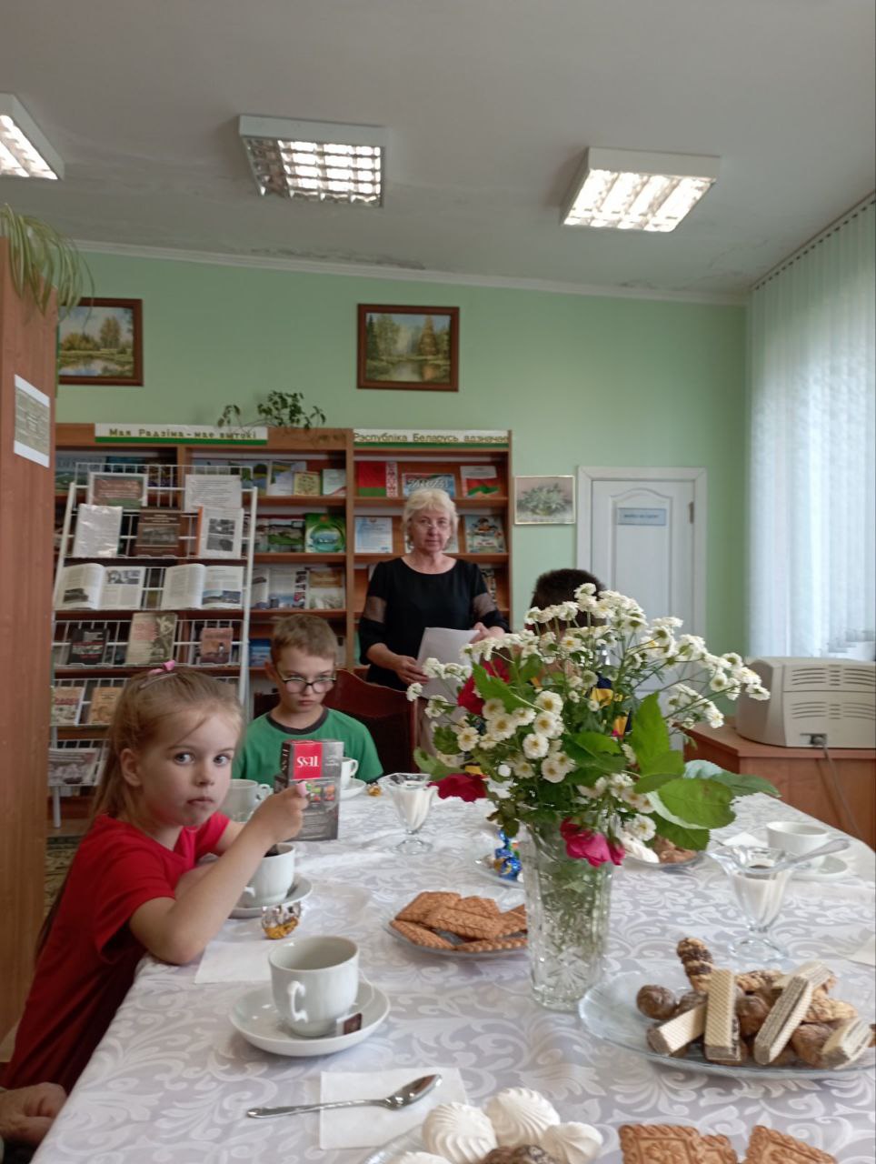 В Ратичской сельской библиотеке прошло заседание любительского объединения ” Мудрость+” на тему: “Песни военных лет”.