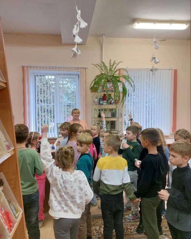 06.10.2023 В Индурской сельской библиотеке побывали ребята из города Гродно, где библиотекарь провела экскурсию по библиотеке и познакомила участников с миром книг