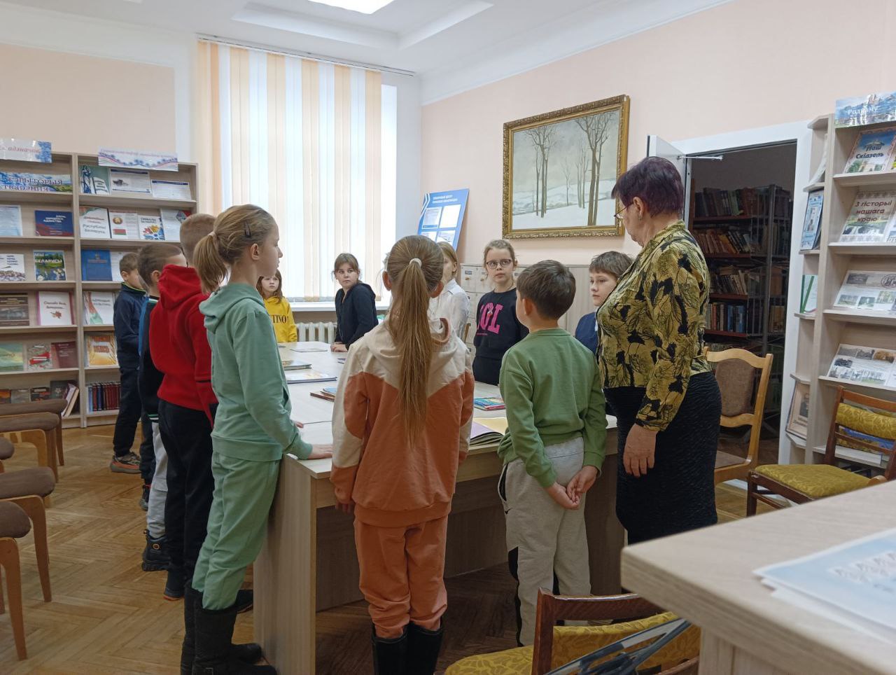 22.11.2023 В Скидельской городской библиотеке для учеников 4 класса СШ №2 г. Скиделя прошла информационно-познавательная программа “Скидель- мой родной город”