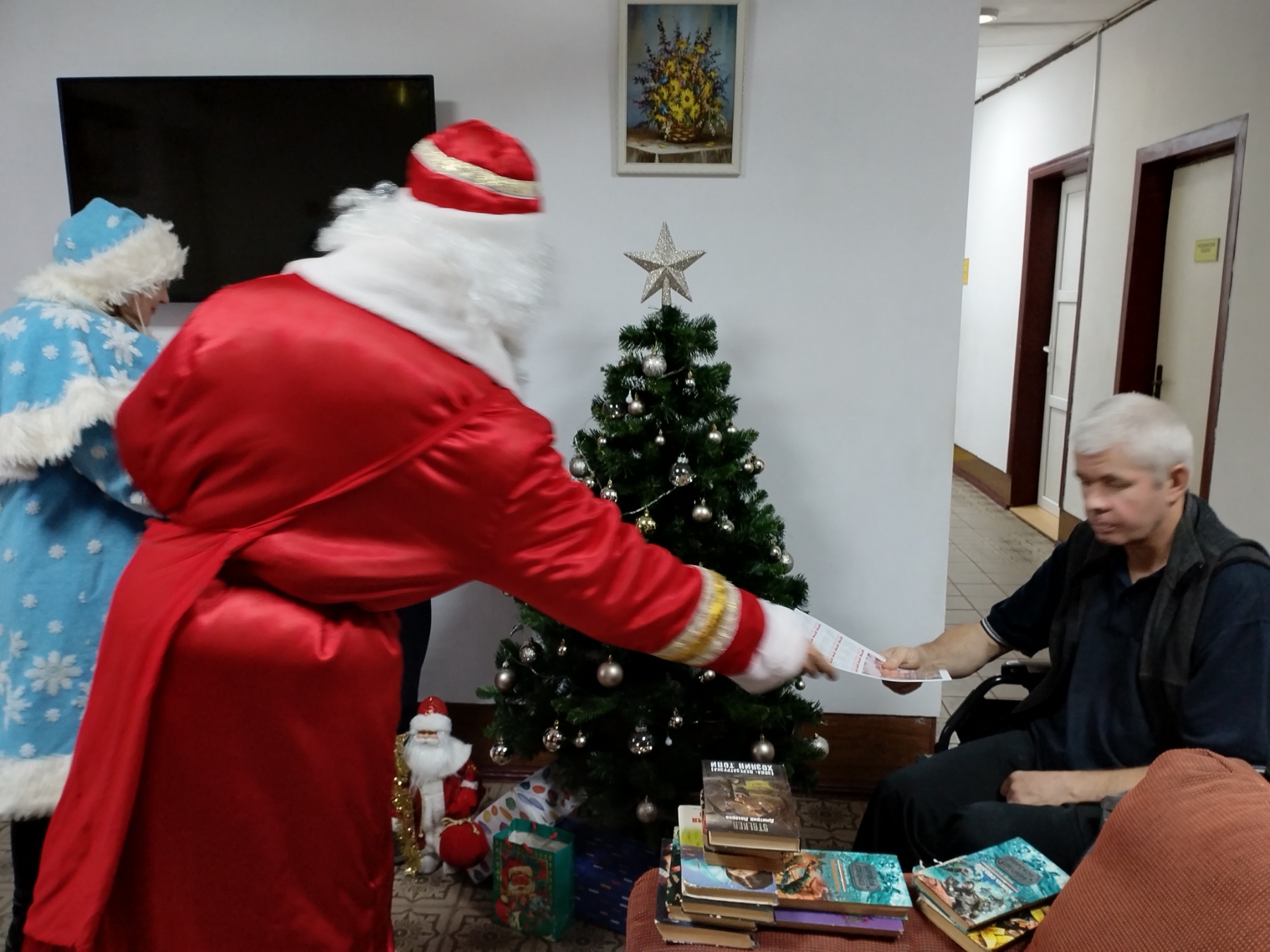 21.12.2023 Работники библиобуса отправились к своим читателям в деревни,  а также в дома-интернаты с  рождественскими и новогодними поздравлениями.