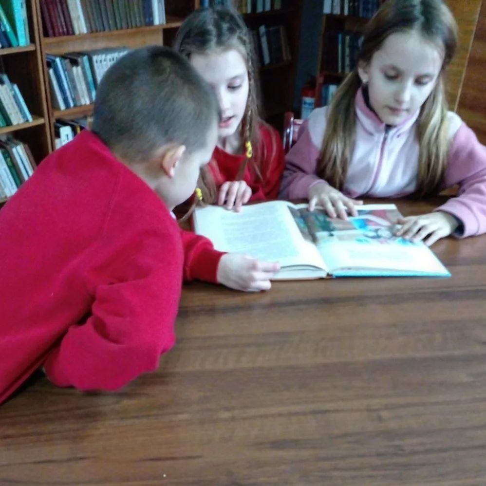 21.01.2024 в Житомлянской сельской библиотеке состоялось обсуждение книги “Военное детство сверстников”.
