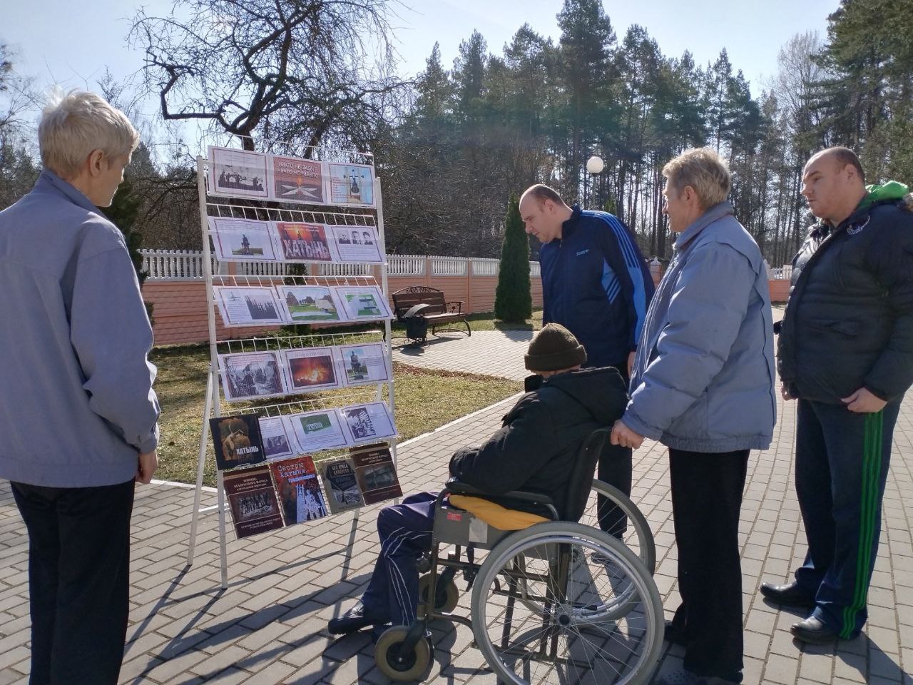 22.03.2024 Читатели передвижной библиотеки Гродненского района посетили выставку-досье “Никто не забыт, ничто не забыто”, посвящённую Дню памяти жертв Хатынской трагедии.