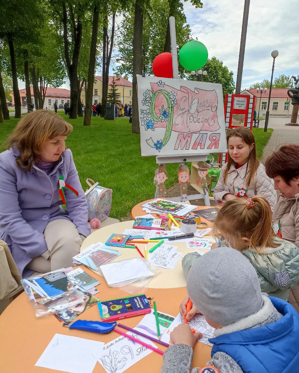 09.05.2024 БИБЛИОЛОКАЦИЯ «ПОД МИРНЫМ НЕБОМ БЕЛАРУСИ» от Скидельской городской библиотеки семейного чтения и Скидельской городской библиотеки на районом праздничном мероприятии, посвященном 79-летию Победы советского народа в Великой Отечественной войне