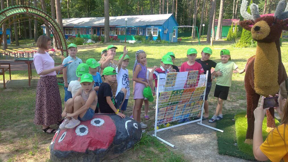 16.07.2024 ребята, отдыхающие в детском оздоровительном лагере “Юность” совершили увлекательное путешествие по странам мира, посетив выставку новинок детской литературы “С книгой по миру” и