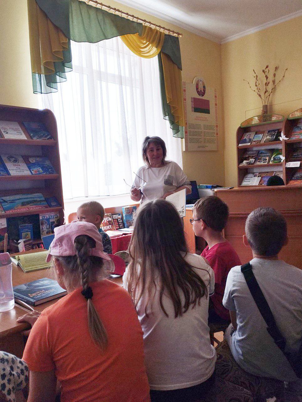 6 июня в Поречской сельской библиотеке прошел просмотр литературы “Веселись😀, смекай💡, играй🎲, но книгу 📖не забывай” с детьми пришкольного лагеря.