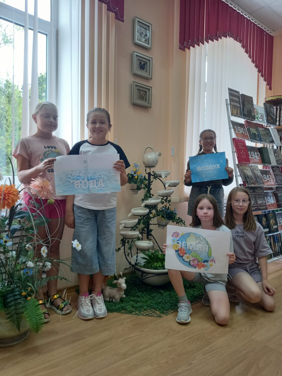 Ребята детского клуба «Лесовичок» собрались на заседание под названием «Про мир и дом, где мы живём»