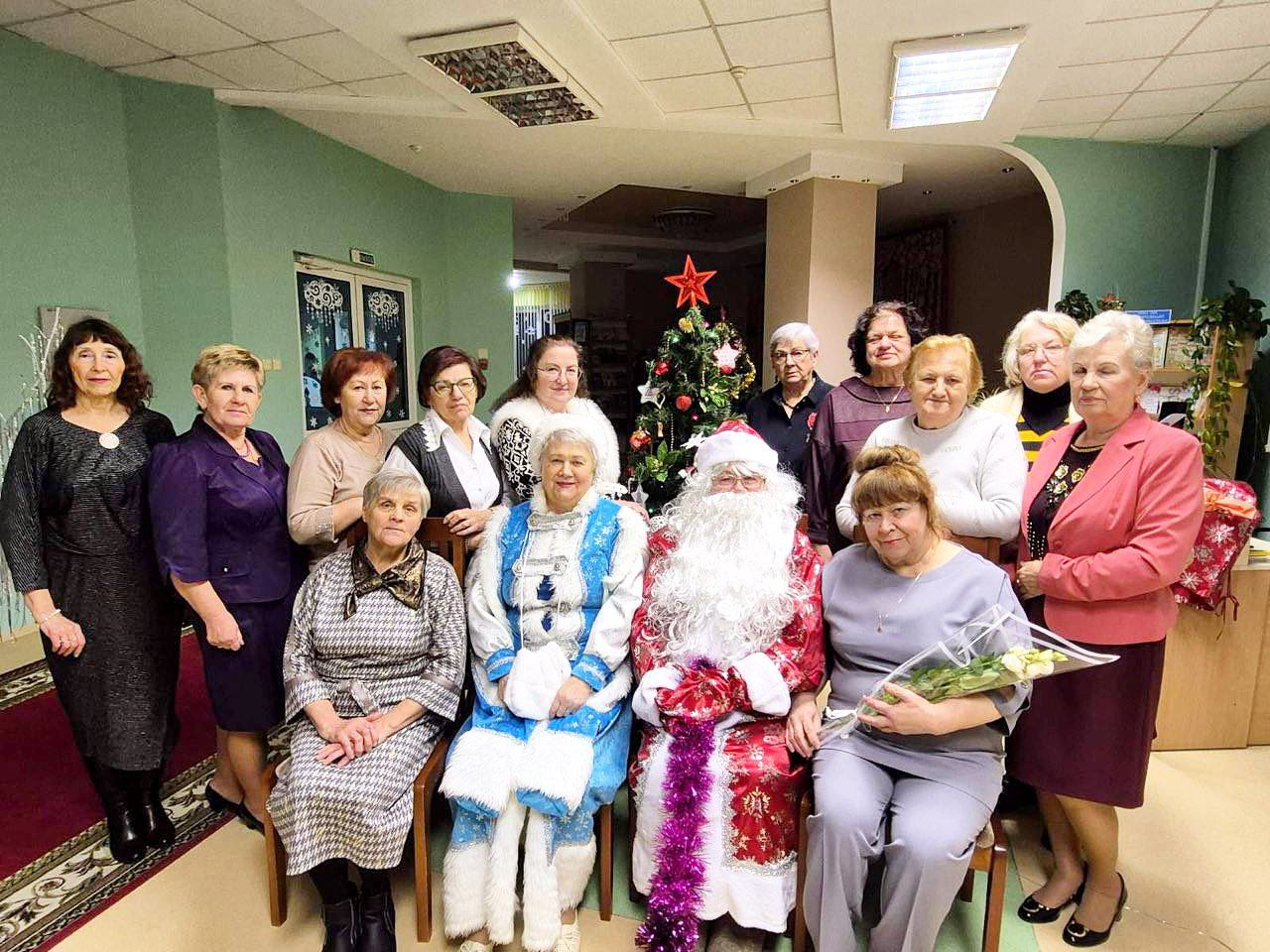 Для участников объединения «Беседушка» прошла развлекательная программа “🎄Новогодние минутки — сказки, игры, прибаутки☃️”