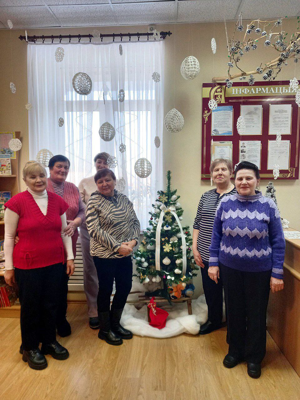 ✨Чайные посиделки «В стиле ретро📻»: волшебство зимних праздников 🎄 в Луцковлянской сельской библиотеке✨