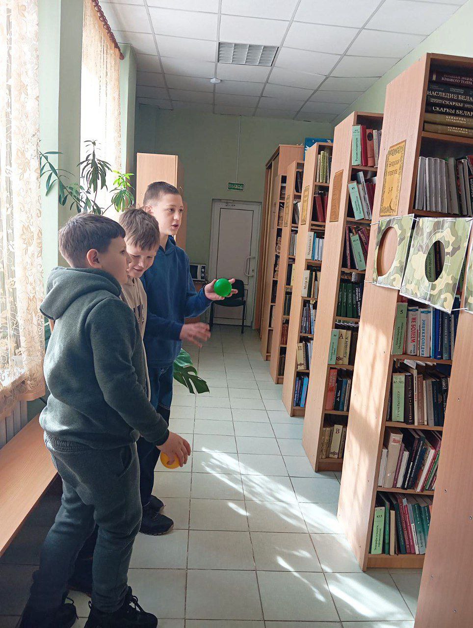 В Сопоцкинской горпоселковой библиотеке состоялась яркая игровая программа «Уж если мы мальчишки, то мы богатыри»