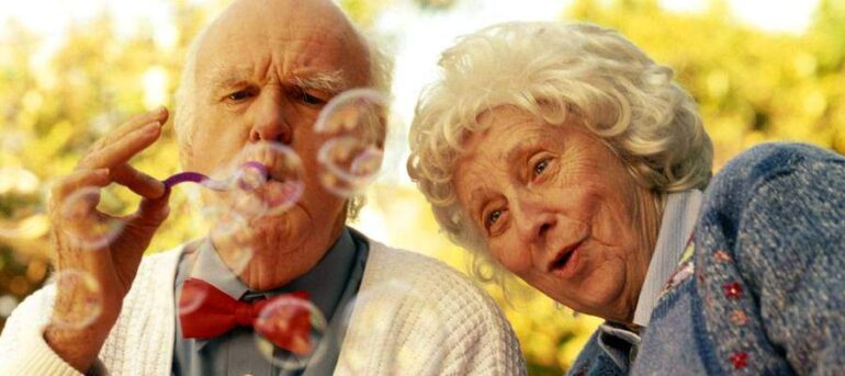 Скідзельская гарадская бібліятэка сямейнага чытання арганізуе выставу-віншаванне «Жизнь состоит из мгновений».