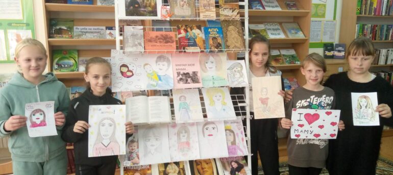 14.10.2022 в Коптевской библиотеке прошел изоконкурс ко Дню матери ” Милая моя мама ..”