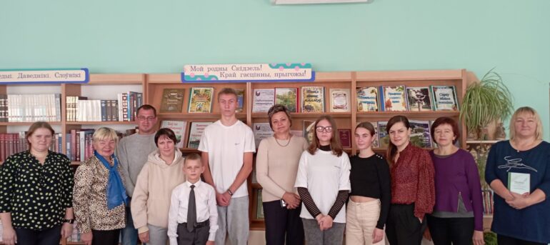 12.10.2022 в Скидельской городской библиотеке семейного чтения прошла акция в связи с Неделей родительской любви “Счастливы вместе”.