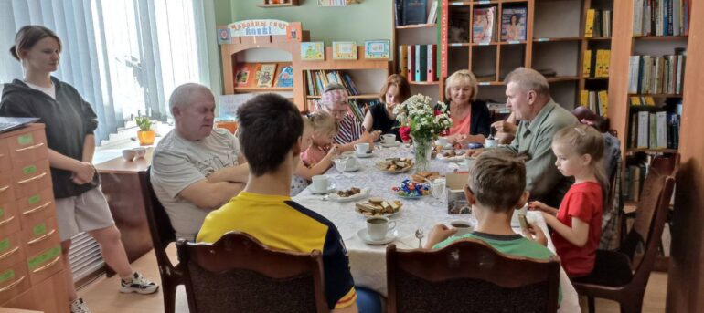 В Ратичской сельской библиотеке прошло заседание любительского объединения ” Мудрость+” на тему: “Песни военных лет”.