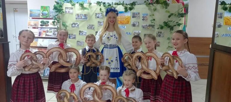 19.11.2023 Ко Дню работников сельского хозяйства  и перерабатывающей промышленности АПК в фойе Луцковлянского центра культуры библиотекарь Луцковлянской сельской библиотеки подготовила выставку-экспозицию “СПК имени Деньщикова: дела и люди”.