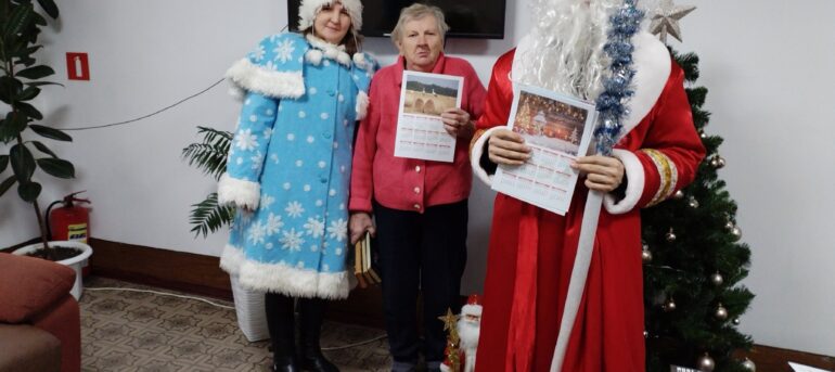 21.12.2023 Работники библиобуса отправились к своим читателям в деревни, а также в дома-интернаты с рождественскими и новогодними поздравлениями.