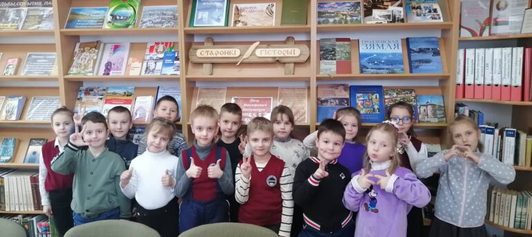 18 января 2024 года для учеников 1 класса библиотекарь Луцковлянской сельской библиотеки – информационно-экологического центра провела экскурсию по библиотеке «Знакомьтесь: здесь живут книги».