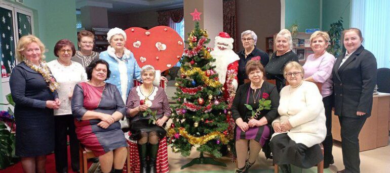11.01.2024 В Скидельской городской библиотеке семейного чтения прошло заседание клуба “Беседушка” в формате экспромт-мероприятия “Новый год в кругу друзей”.🎄