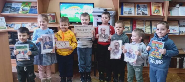 21.02.2024  да Міжнароднага дня роднай мовы Квасоўская сельская бібліятэка шчыра вітала свіх маленькіх гасцей з дзіцячага садка на гульню-віктарыну “Чароўная скарбонка роднага слоўка”.