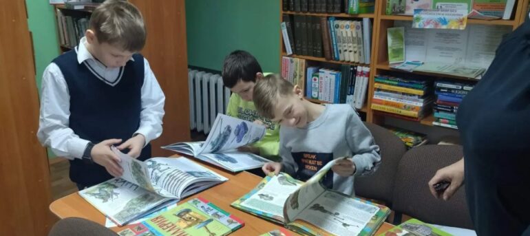 23.02.2024 В рамках праздника Дня защитника Отечества и Вооруженных Сил Республики Беларусь в Одельской сельской библиотеке для участников клуба “Эруди” была проведена викторина “Солдатская смекалка”