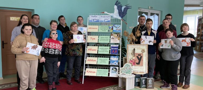 21.02.2024 Да Міжнароднага дня роднай мовы ў Скідзельскай гарадской бібліятэцы сямейнага чытання прайшло пасяджанне клуба “Надзея” у фармаце пазнавальнай гадзіны “Любім і ведаем беларускую мовы”.
