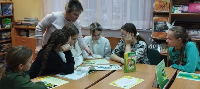 21.02.2024 Поречская сельская библиотека пригласила ребят из клуба “Юный эколог” в медовое путешествие “Удивительный мир пчел”.