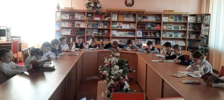 06.03.2024 Обуховская библиотека пригласила ребят на час безопасности “Правила дорожные знать каждому положено”.