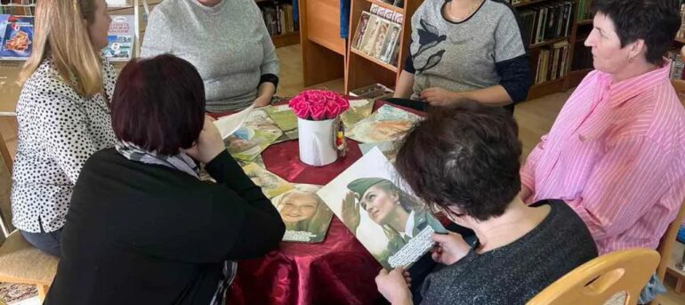 06.03.2024 года в Индурской сельской библиотеке в рамках заседания женского клуба-кафе “Мир женщины” библиотекарь подготовила поздравительную открытку под названием “Жанчына – крыніца ўсёй прыгажосці”.