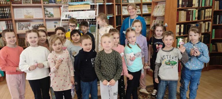 27.03.2024 В рамках Недели детской книги в Индурской сельской библиотеке для детей пришкольного лагеря из агрогородка Обухово проведена минутка радостного чтения, приуроченная ко Дню рождения К.И.Чуковского.