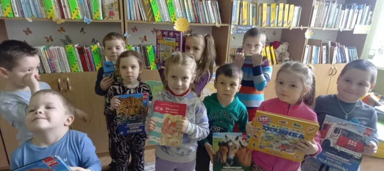 03.04.2024 Библиотекарь Квасовской сельской библиотеки провела библиотечную экскурсию «Дом, где живут книги»📚 для воспитанников детского сада.