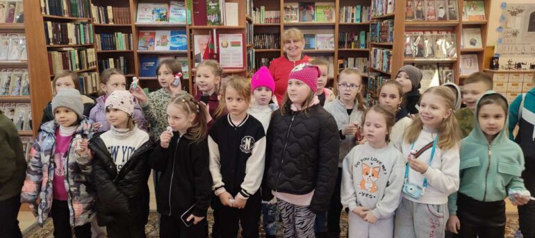 24.04.2024 года для детей 5 гимназии города Гродно,  библиотекарь Индурской сельской библиотеки провела экскурсию в библиотеку “Путешествие в Книгоград”.