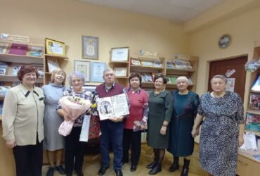 13 ноября в Квасовской сельской библиотеке  прошла музыкальная гостиная «Песни Революции»🎶 в рамках любительского объединения «У самовара».
