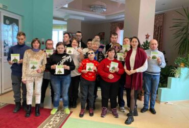 В Скидельской городской библиотеке семейного чтения в рамках акции «Календарь новогодних чудес» прошло задание клуба социальной адаптации «Надежда» в формате новогоднего конфетти «На пороге Новый год».
