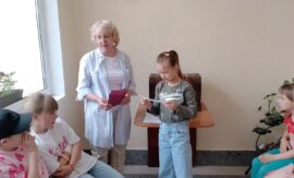 В Ратичской сельской библиотеке прошло мероприятие для детей “Библиоскамеечка”. 📚