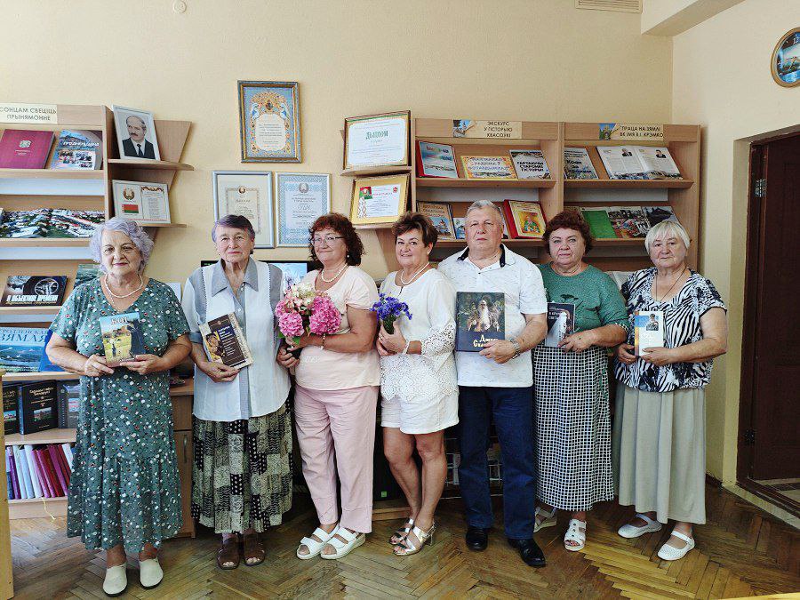 «Чувства светлые поэзия трогает»