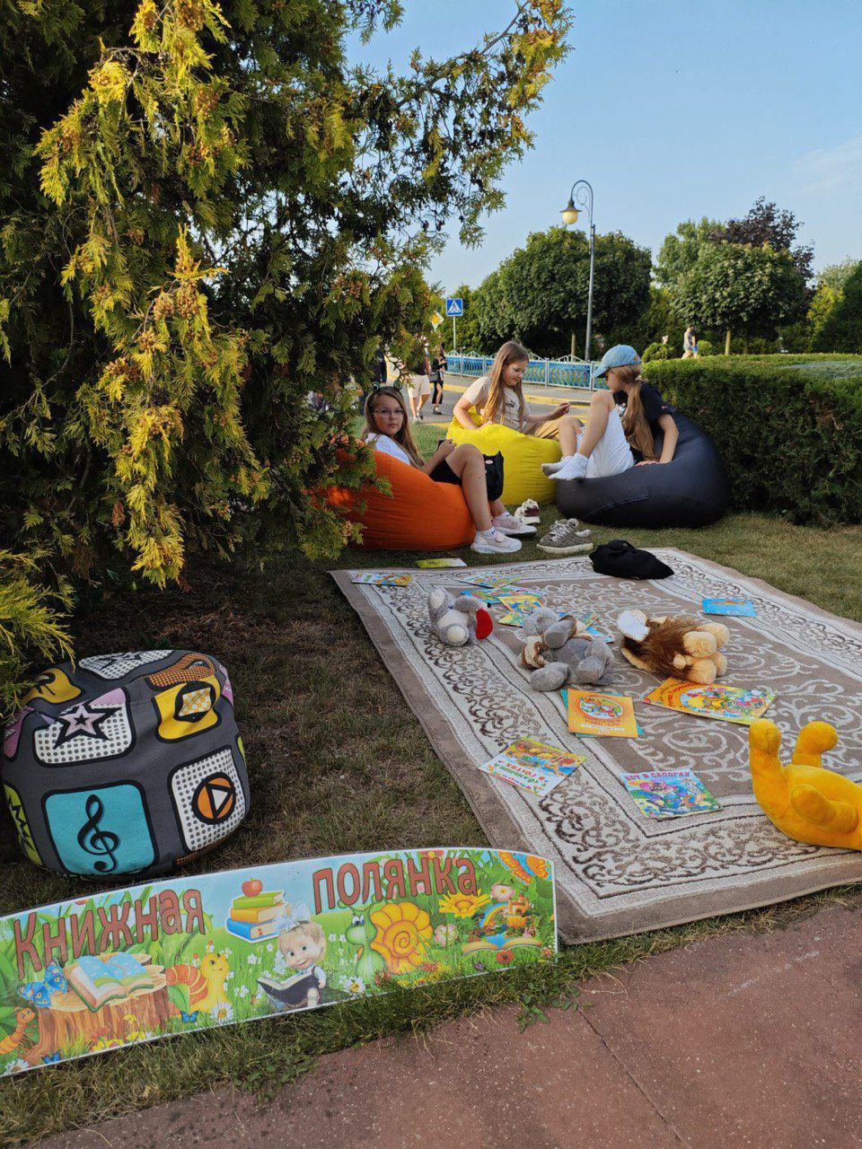 29 августа в агрогородке Квасовка прошел праздник «С любовью к родному краю». Квасовская сельская библиотека организовала библиотечную площадку для детей под названием «Библиотечный микс»