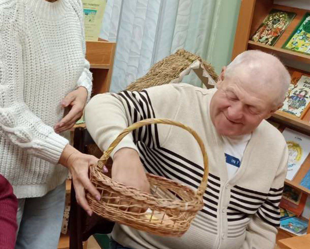 В Ратичской сельской библиотеке в рамках заседания любительского объединения “Мудрость” прошли библиотечные посиделки “Осеннее разноцветие”