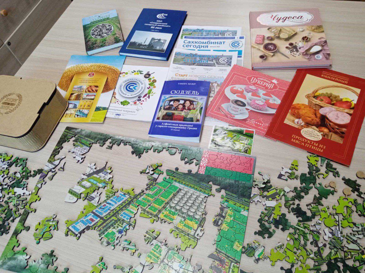 Активные юные посетители Скидельской городской библиотеки в день осенних каникул собрали пазл