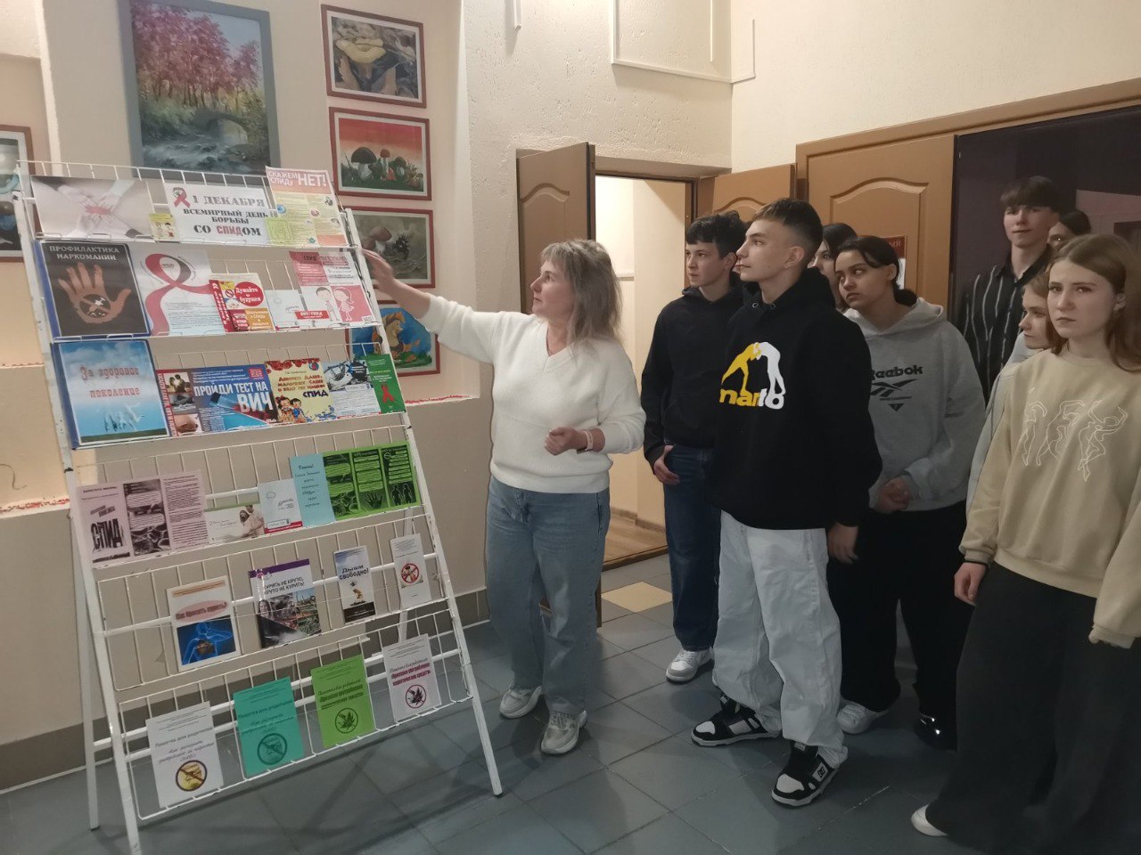 Ко Всемирному дню борьбы со СПИДом в Поречской сельской библиотеке прошел информационный час “Думай о будущем”