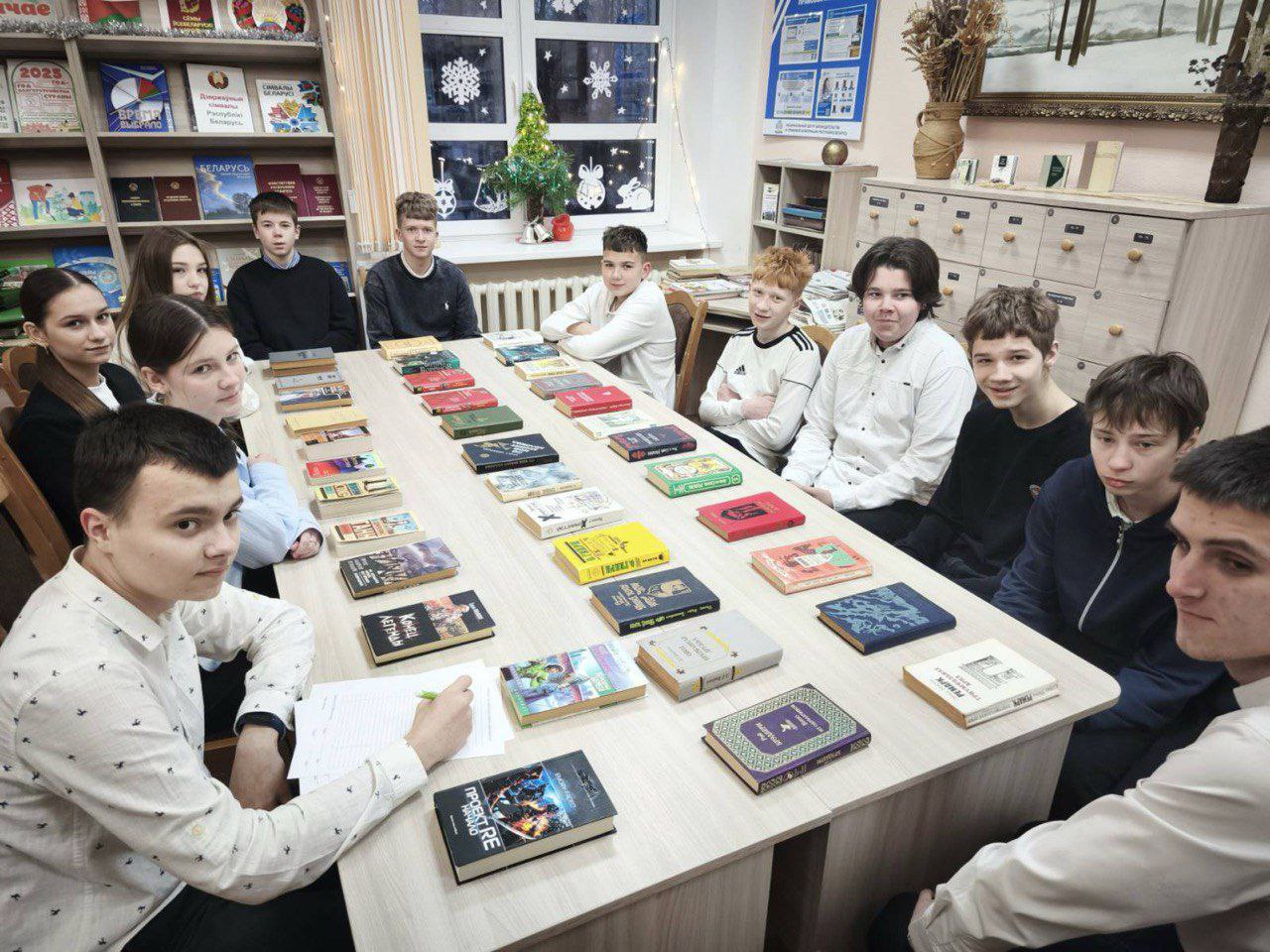 В Скидельской городской библиотеке состоялась обзорная экскурсия для старшеклассников из СШ №2 “Поле книжных чудес”