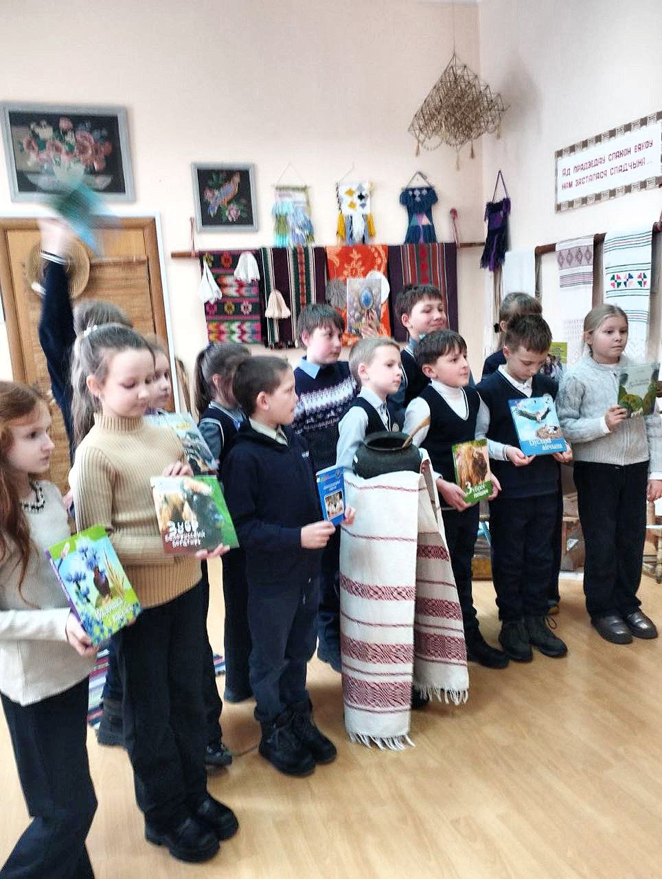 В Поречской сельской библиотеке прошла экскурсия по библиотеке и музейной комнате “Наша спадчына”, а также просмотр новинок “Чытайце беларускае”